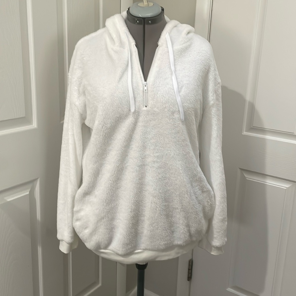 White fleece pullover hoodie with pockets